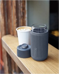 Tmavosivý sklenený cestovný hrnček 340 ml – Black + Blum