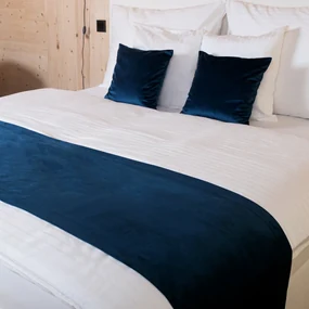 Biante Zamatový prehoz/behúň na posteľ Velvet Prémium SVP-029 Námornícka modrá 60x200 cm