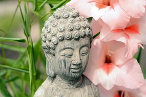 Samolepiaca fototapeta socha Budhu pri kvetoch