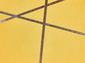 Sada 2 zamatových vankúšov s geometrickým vzorom 45 x 45 cm žltý PINUS Beliani