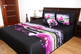 Prehozy na posteľ čiernej farby s 3D motívom orchideí Šírka: 220 cm | Dĺžka: 240 cm