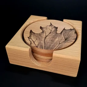 AMADEA Drevený stojanček hranatý so 4 okrúhlymi podtáčkami s potlačou, masívne drevo, 12,5x12,5x4,5cm