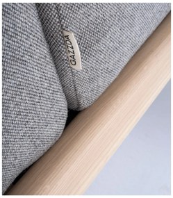 Kreslo s konštrukciou z dubového dreva so sivým textilným sedadlom Gazzda Fawn