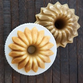 Nordic Ware bundt panvica Lotus, 5 šálok zlatá, 84177