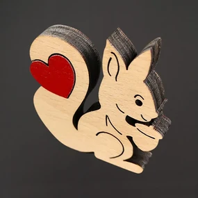 AMADEA Drevená veverička so srdcom, masívne drevo, 5 x 4,9 cm, český výrobok