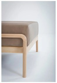 Svetlohnedá podnožka z byvolej kože s konštrukciou z masívneho dubového dreva Gazzda Fawn