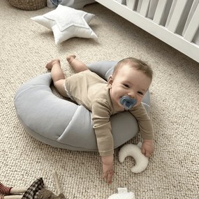 Vankúš croissant svetlo šedá 55cm