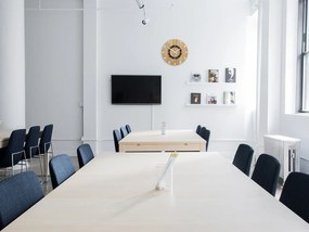 Dřevěné nástěnné hodiny Atena 33 cm žluté/bílé