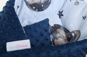 Obojstranná zavinovačka pre bábätká 80x80 cm BABYMAM PREMIUM - Medvedíci vo vesmíre s tmavo modrou minkou