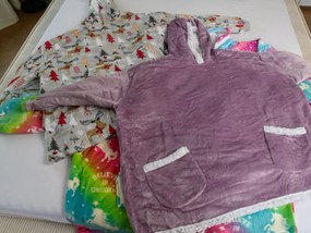 Baránková mikinová deka s rukávmi a kapucňou YULE HUG svetlosivá