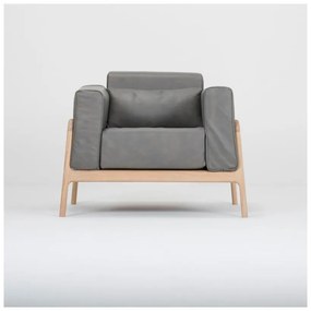 Tmavosivé kreslo z byvolej kože s konštrukciou z masívneho dubového dreva Gazzda Fawn