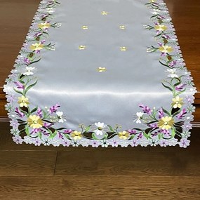 Sivý obrus s jemnou výšivkou jarných kvetov Šírka: 40 cm | Dĺžka: 85 cm
