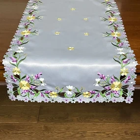 Sivý obrus s jemnou výšivkou jarných kvetov Šírka: 60 cm | Dĺžka: 120 cm
