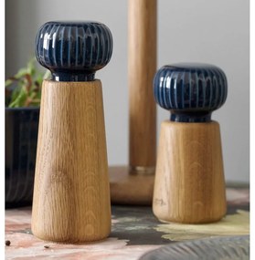 Mlynček z dubového dreva na korenie s tmavomodrým detailom z porcelánu Kähler Design Hammershoi, výška 17,5 cm