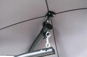 Moderné závesné kreslo na ráme so strieškou