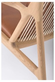 Kreslo s konštrukciou z masívneho dubového dreva a koňakovohnedým sedadlom z byvolej kože Gazzda Dedo