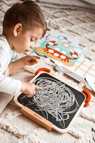 Učím sa farby s magnetkami a tabuľkou na kreslenie kriedami