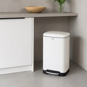 Biely pedálový odpadkový kôš Wenko, 30 l