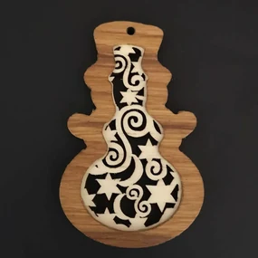 AMADEA Drevená ozdoba z masívu s vkladom - snehuliak s ornamentom 8 cm