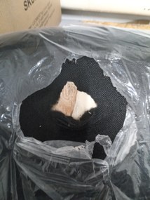 AKCIA Čierna zamatová stolička LAVA s čiernymi nohami II. akosť