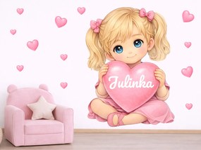 Blond dievčatko so srdiečkom a menom textilní prelepiteľná nálepka na stenu hárok 33 x 45 cm