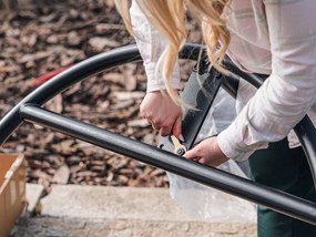 Svetlosivé závesné kreslo TROPIKAL s čiernym stojanom