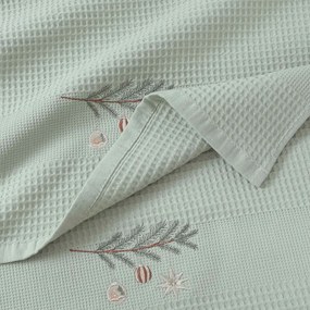 Goldea vianočná kuchynská vaflová utierka s výšivkou - baňky na vetve na šalviovom 50 x 70 cm