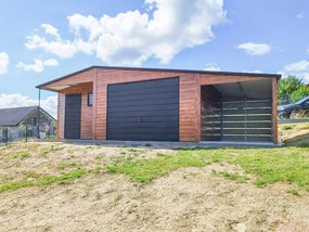 KvalitneVoliere Plechová garáž 9 x 5 m, s prístreškom a technickou miestnosťou