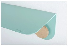 Nástenná zelená polica z ocele s detailom z dubového dreva s 2 háčikmi Gazzda Hook, dĺžka 70 cm