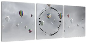 Obraz - Balóny nad tehlovou stenou (s hodinami) (90x30 cm)