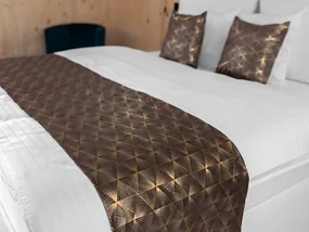 Biante Zamatový prehoz/behúň na posteľ Isabela IBL-012 Rose Gold trojuholníky na hnedom 50x180 cm