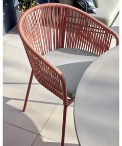 Terakotová kovová/polstrovaná záhradná stolička Yanet – Kave Home