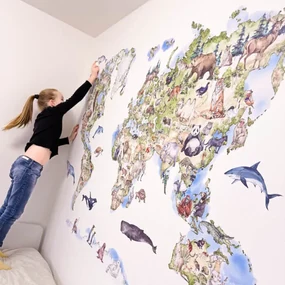 Mapa sveta na stenu so 150 zvieratami – prelepiteľná samolepka