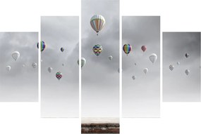 Obraz - Balóny nad tehlovou stenou (150x105 cm)