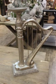 Strieborný svietnik v tvare harfy s patinou