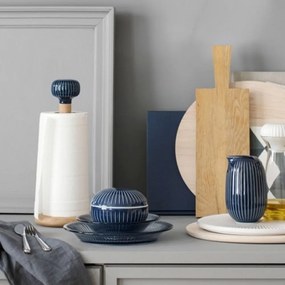 Stojan na papierové utierky z dubového dreva s tmavomodrým detailom z porcelánu Kähler Design Hammershoi