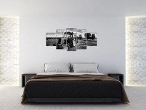 Čiernobiely obraz traktora