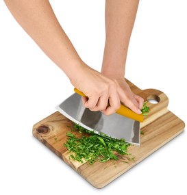 Krájač na pizzu a bylinky