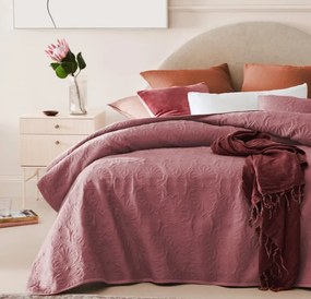 Krásny prehoz na posteľ vo farbe indické ruže