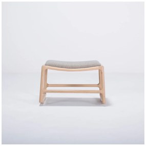 Podnožka s konštrukciou z dubového dreva so sivým textilným sedadlom Gazzda Dedo