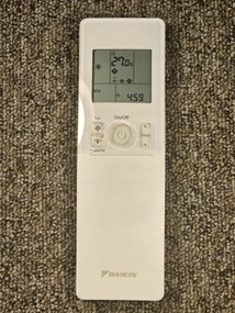 Pilot klimatizácie Daikin s držiakom na stenu