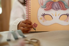 Kniha s vystrihovacími maskami Rosa