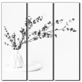 Obraz na plátne - Vetva eukalyptu v bielej váze na bielom pozadí - štvorec 3272QB (105x105 cm)