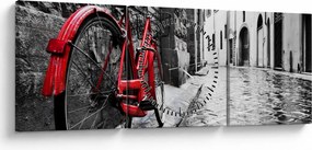 Obraz červeného kolesa na dláždenej ulici (s hodinami) (90x30 cm)