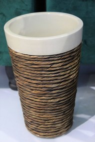 Tmavohnedá keramická váza s ratanom 22cm