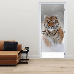 Fototapeta na dvere - Bežiaci tiger v snehu (95x205cm)