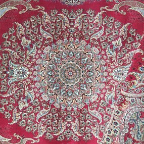 Exkluzívny červený koberec s krásnym vzorom