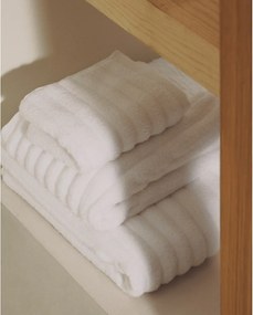 Biely froté bavlnený uterák 50x90 cm Navira – Kave Home