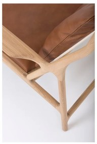 Kreslo s konštrukciou z masívneho dubového dreva a koňakovohnedým sedadlom z byvolej kože Gazzda Dedo