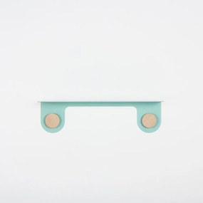 Nástenná zelená polica z ocele s detailom z dubového dreva s 2 háčikmi Gazzda Hook, dĺžka 50 cm